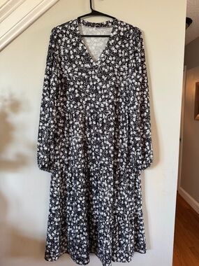 Black & White Floral V-Neck Long Sleeve Dress